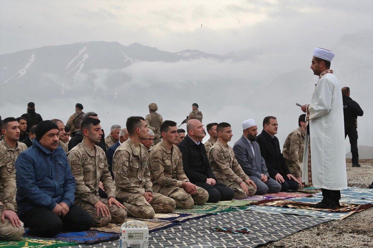 Süleyman Soylu, bayram namazında askerleri yalnız bırakmadı