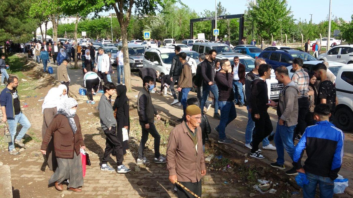 Diyarbakır'da vatandaşlar, bayram sabahı mezarlığa akın etti