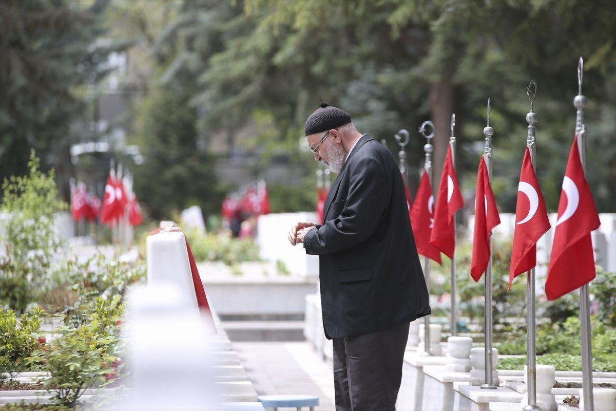 Şehit yakınları ve gaziler, bayramın ilk günü şehitliğe gitti