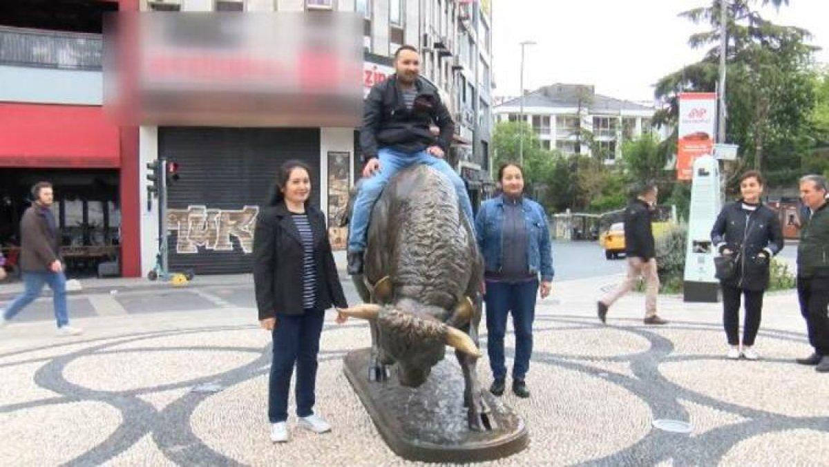 Restore edilen boğa heykelinin üstüne çıkıp duyarlı olun dedi