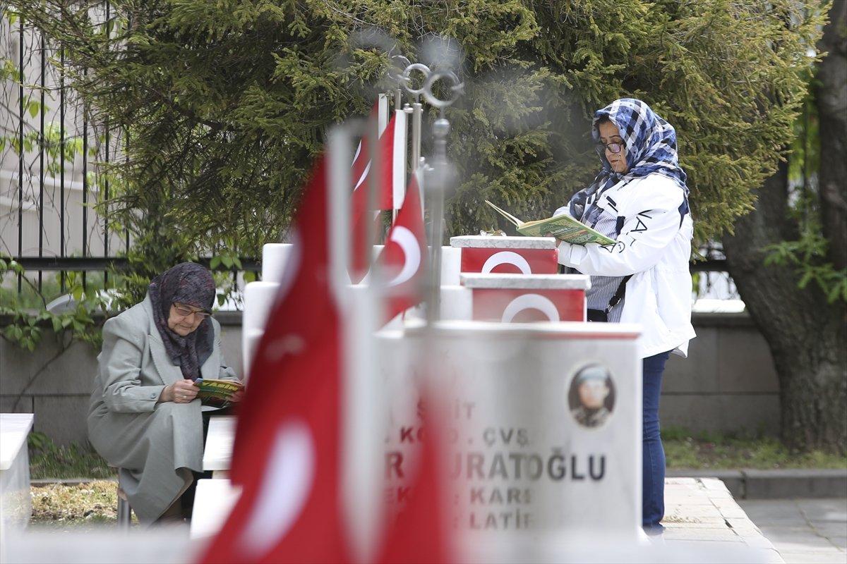 Şehit yakınları ve gaziler, bayramın ilk günü şehitliğe gitti