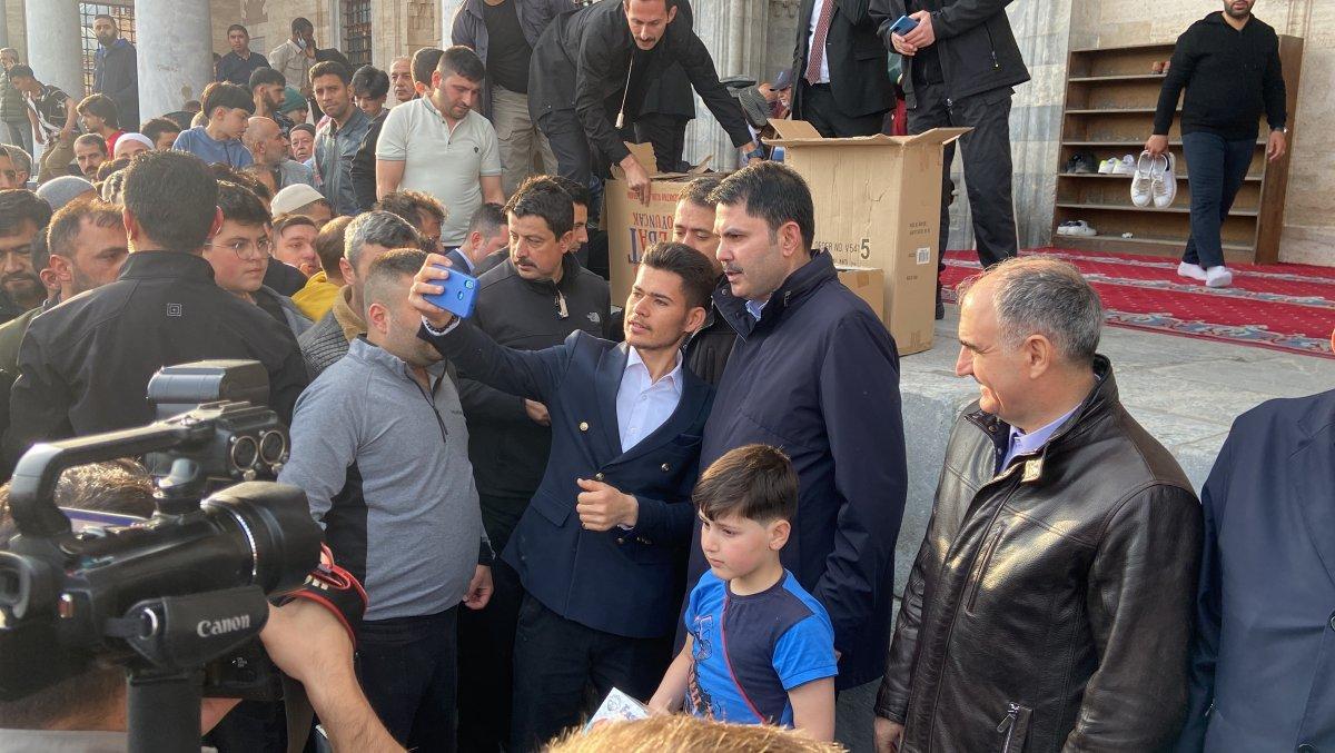 Konya'da vatandaşlar bayram namazı için Mevlana Meydanı'nda buluştu