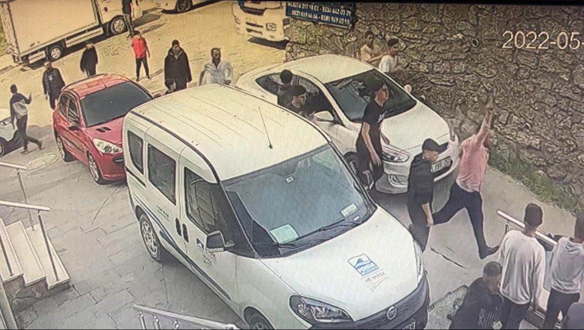 Pendik’te, çocukların maçında çocukları satır ve sopalarla darbettiler