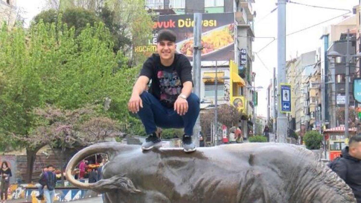 Restore edilen boğa heykelinin üstüne çıkıp duyarlı olun dedi