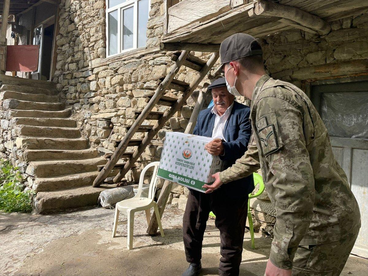 Mehmetçik, Hakkari'de ihtiyaç sahiplerine yardım dağıttı