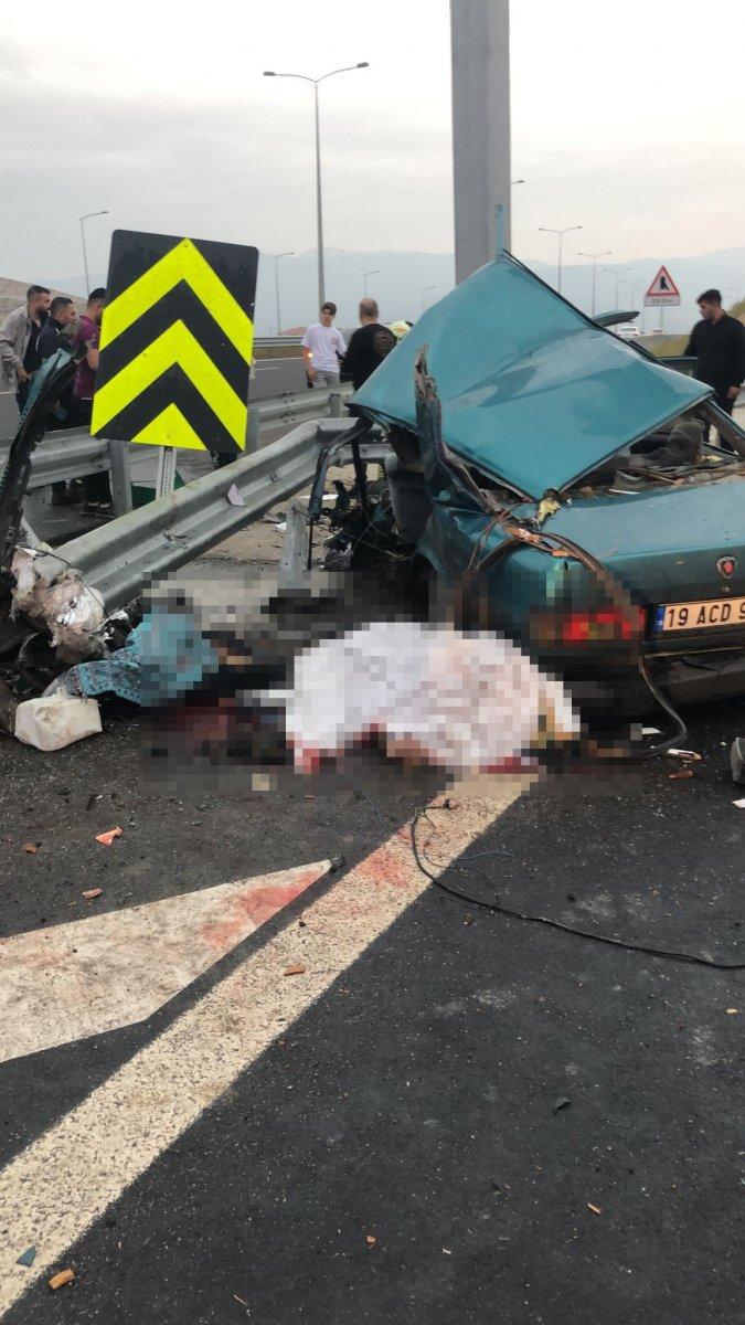 İzmir'de araç refüje çarptı: 2 ölü, 3 yaralı