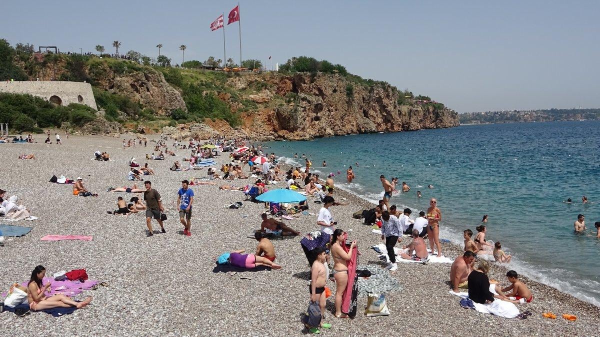 Antalya’da vatandaşlar Konyaaltı Sahili'ni doldurdu