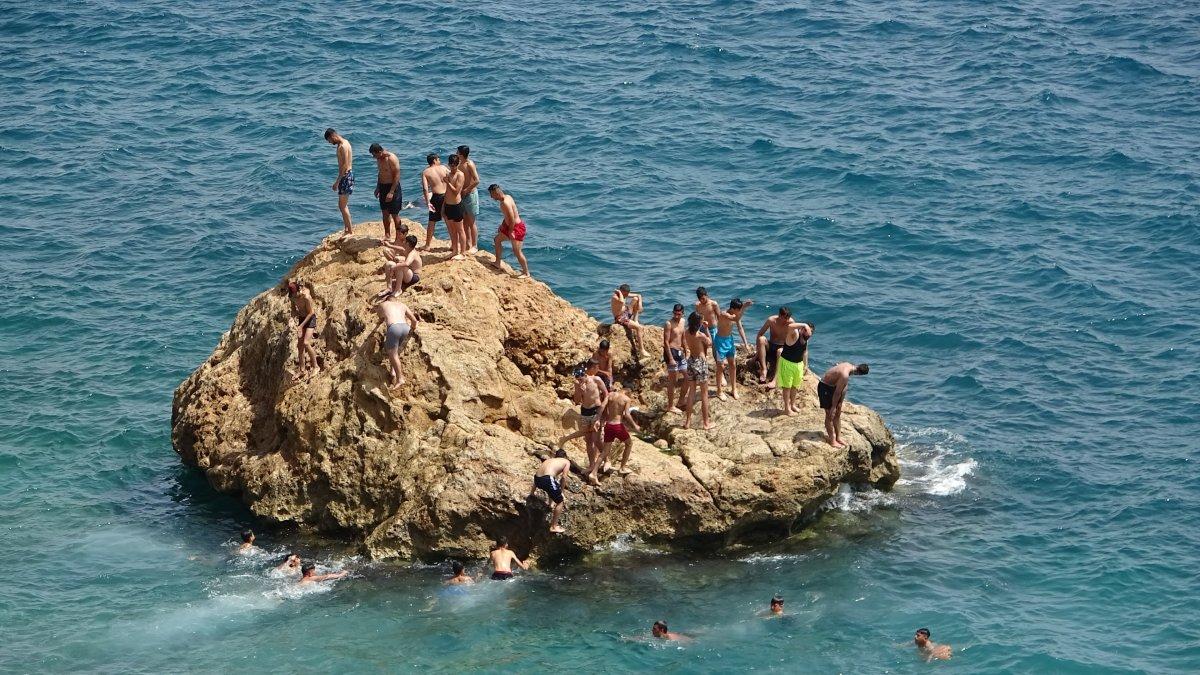 Antalya’da vatandaşlar Konyaaltı Sahili'ni doldurdu