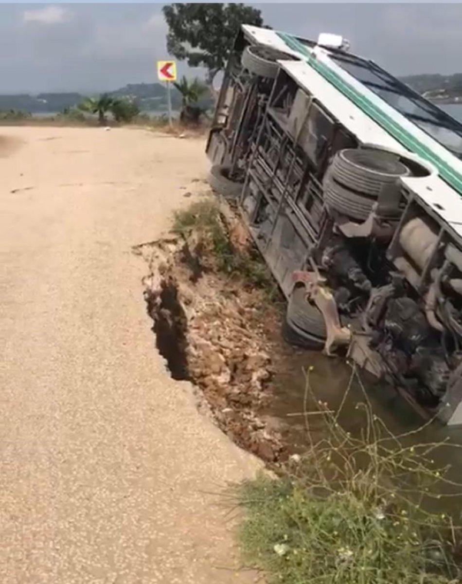 Adana'da toplu taşıma otobüsü göle devrildi