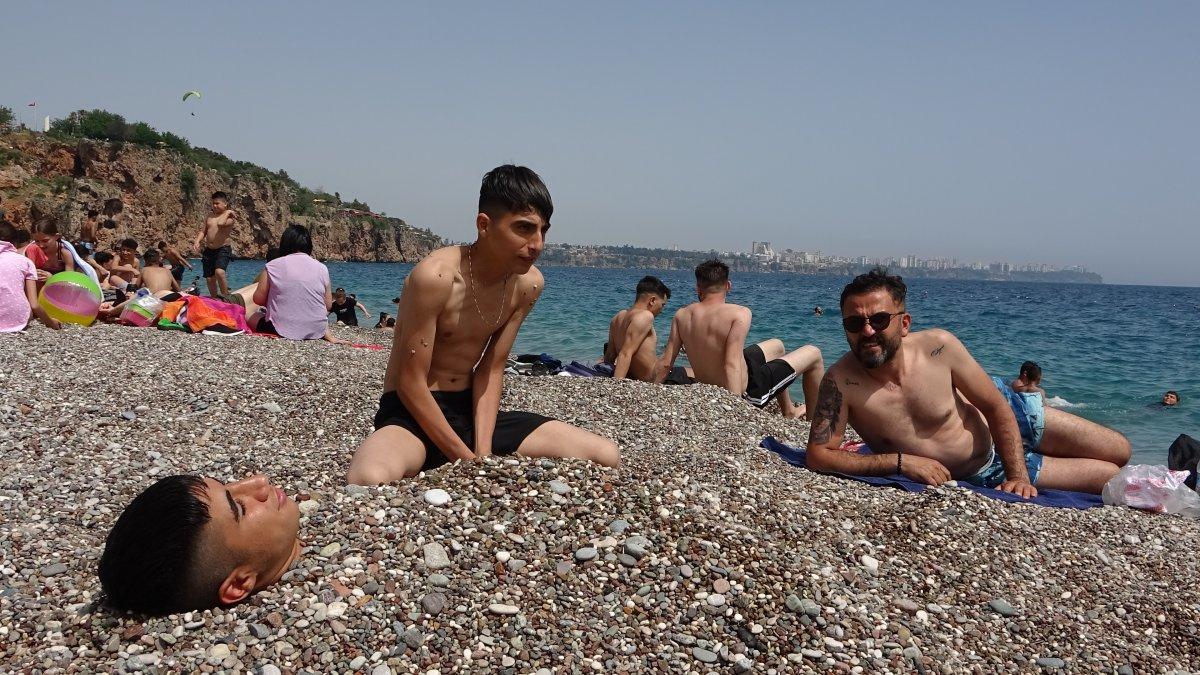 Antalya’da vatandaşlar Konyaaltı Sahili'ni doldurdu