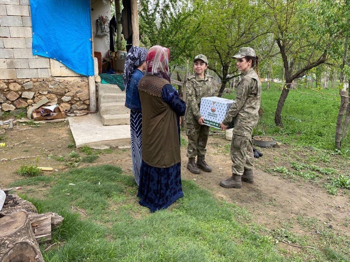 Mehmetçik, Hakkari'de ihtiyaç sahiplerine yardım dağıttı