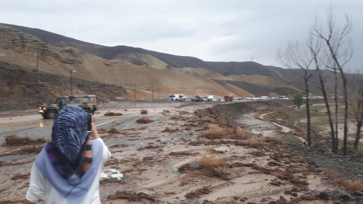 Iğdır’da yağmur sonrası heyelan meydana geldi
