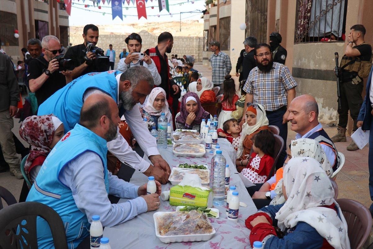 Süleyman Soylu, İdlib'de çocuklarla top oynadı