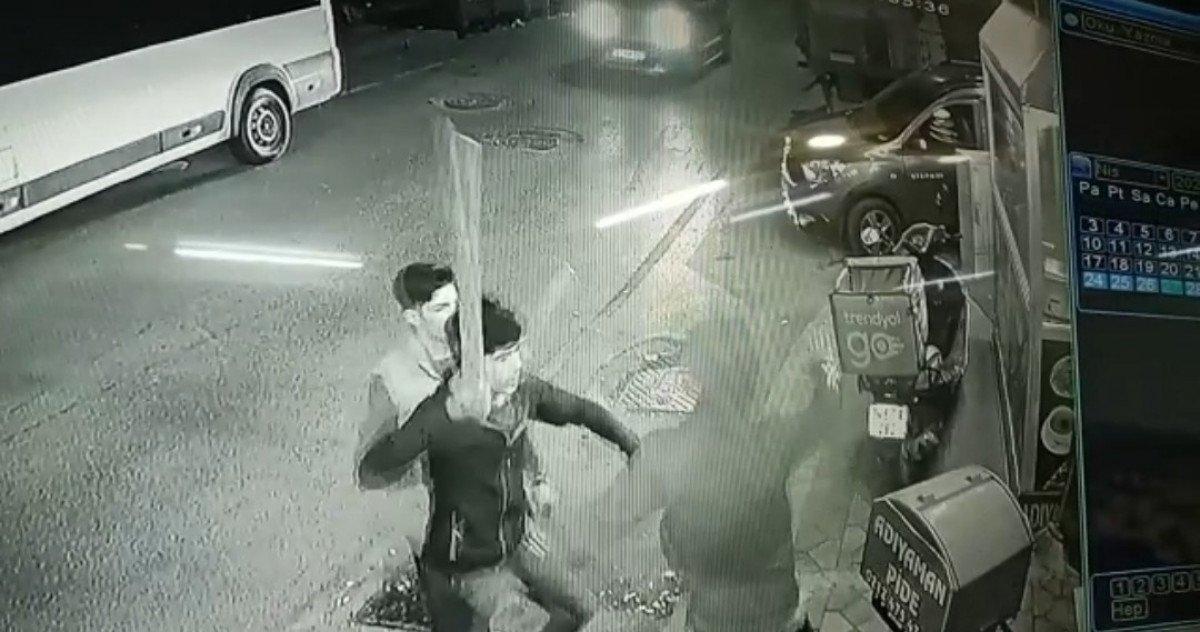 Sultangazi'de, bıçaklı saldırganı linçten polis kurtardı