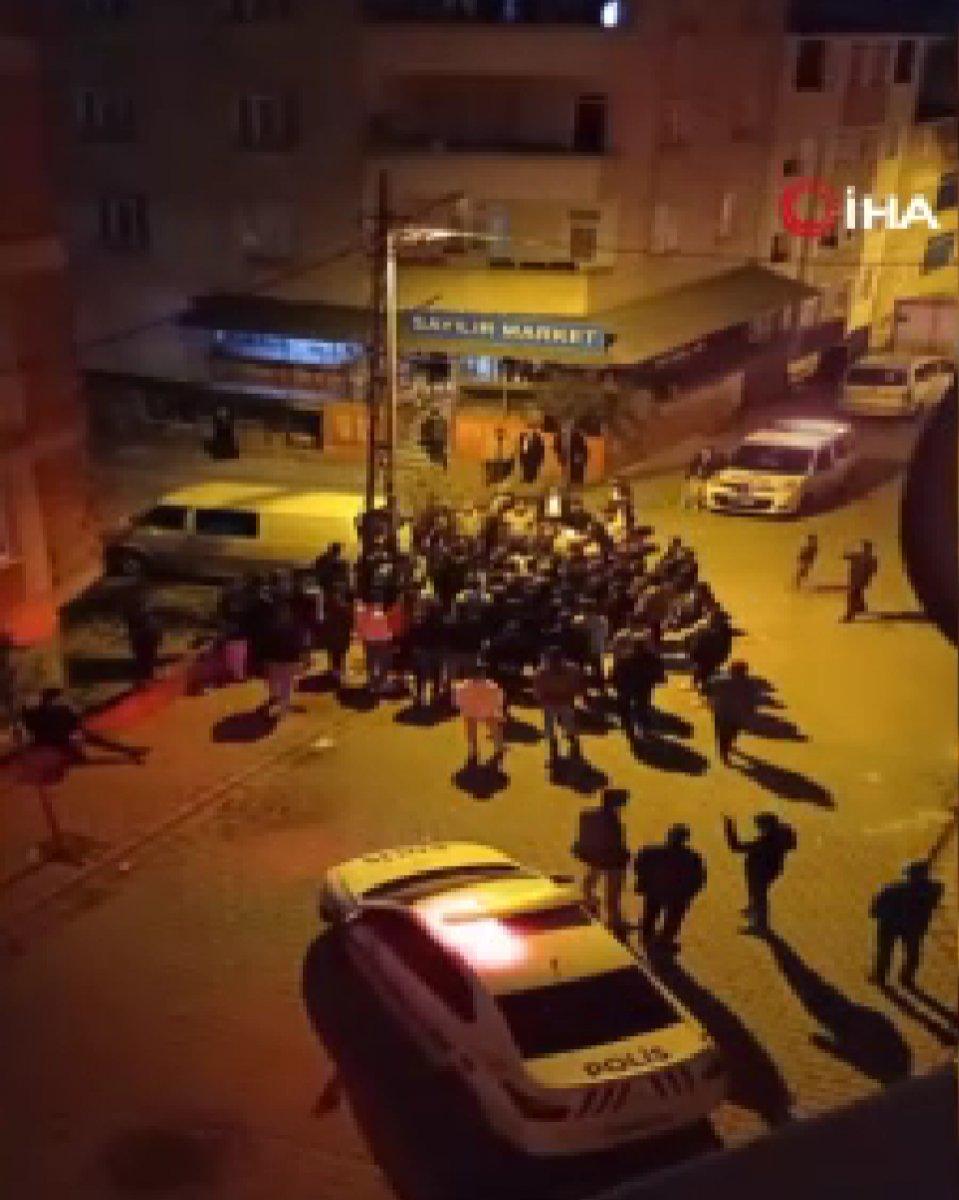 Esenyurt'ta genç kıza taciz girişiminde bulunanları, mahalleli bıçakladı