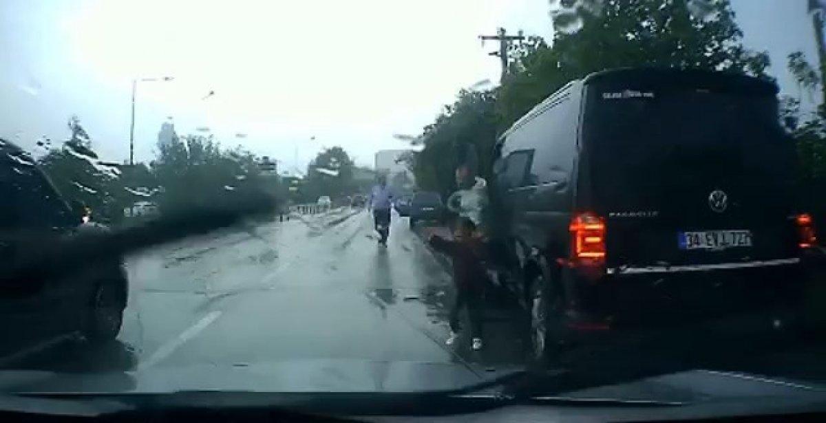 Bursa'da kapısı açılan araçtan düşen çocuk ölümden döndü