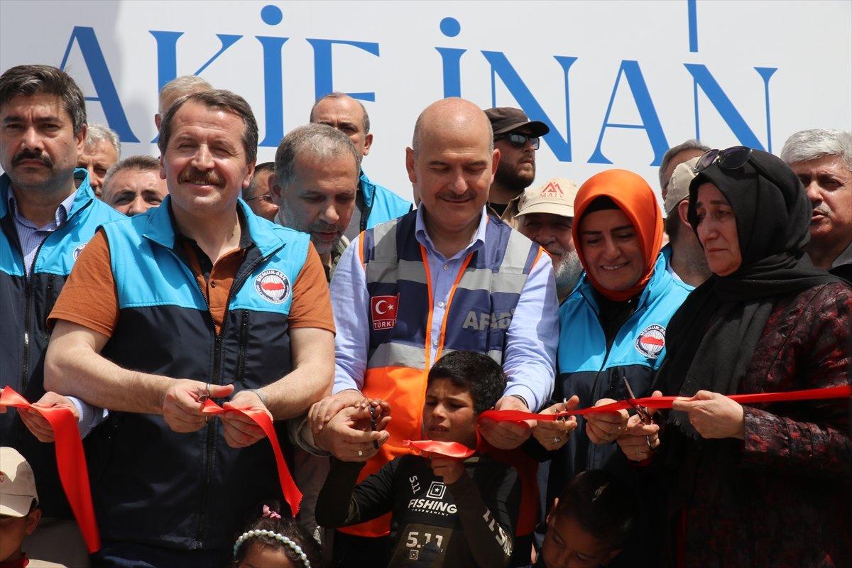 Süleyman Soylu, İdlib'de çocuklarla top oynadı