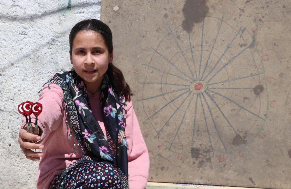 Öğretmenleri sayesinde dart sporuna başlayan Ceylin'in hedefi Avrupa