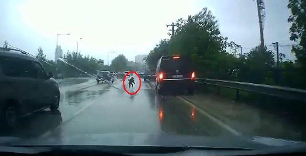 Bursa'da kapısı açılan araçtan düşen çocuk ölümden döndü