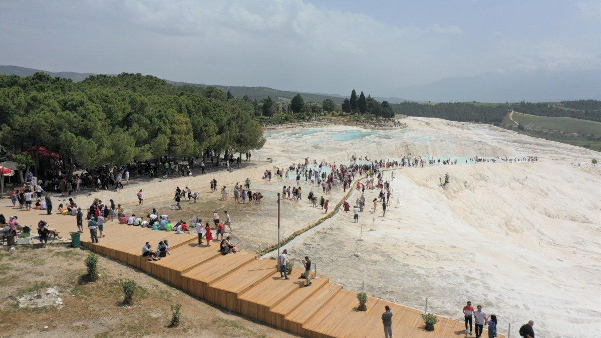 Pamukkale Ramazan Bayramında ziyaretçi akınına uğradı