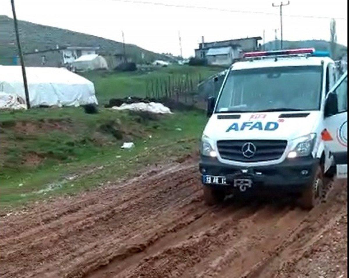 Bitlis’te AFAD, çamura saplanan minibüsteki 50 kişiyi kurtardı