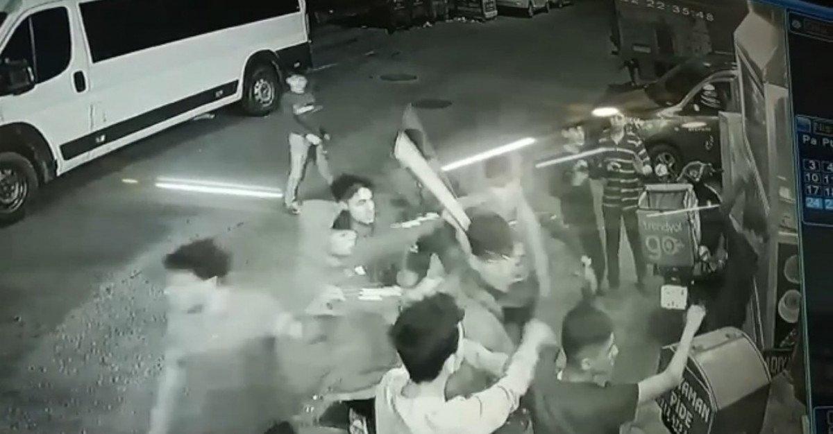 Sultangazi'de, bıçaklı saldırganı linçten polis kurtardı