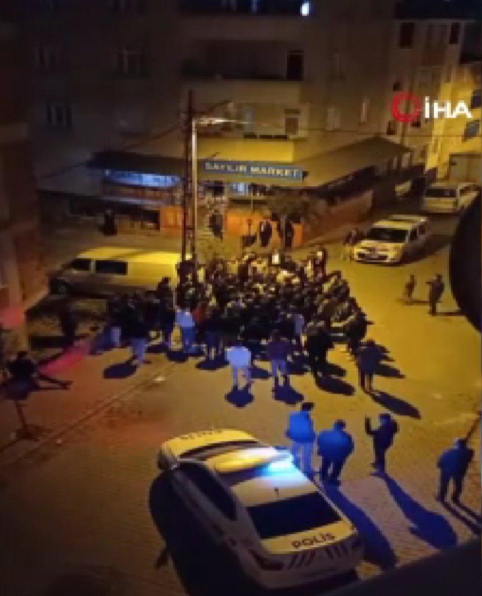 Esenyurt'ta genç kıza taciz girişiminde bulunanları, mahalleli bıçakladı