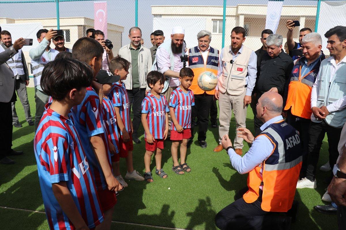 Süleyman Soylu, İdlib'de çocuklarla top oynadı