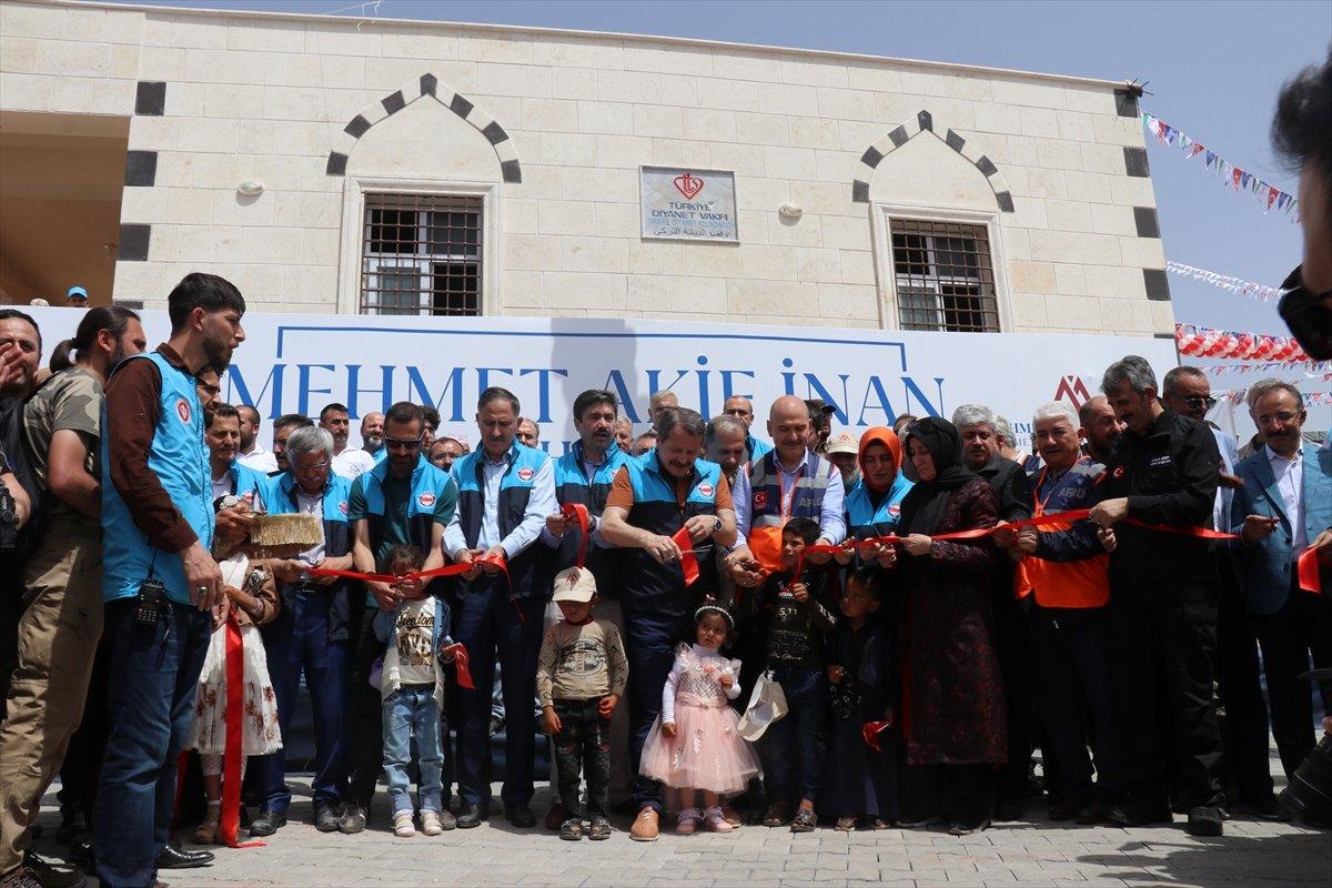 Süleyman Soylu, İdlib'de çocuklarla top oynadı