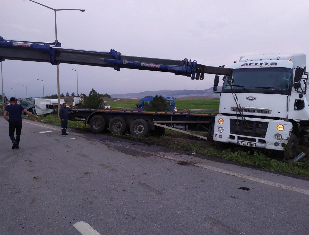 Gaziantep'te yolcu otobüsü ile tır çarpıştı: 14 yaralı