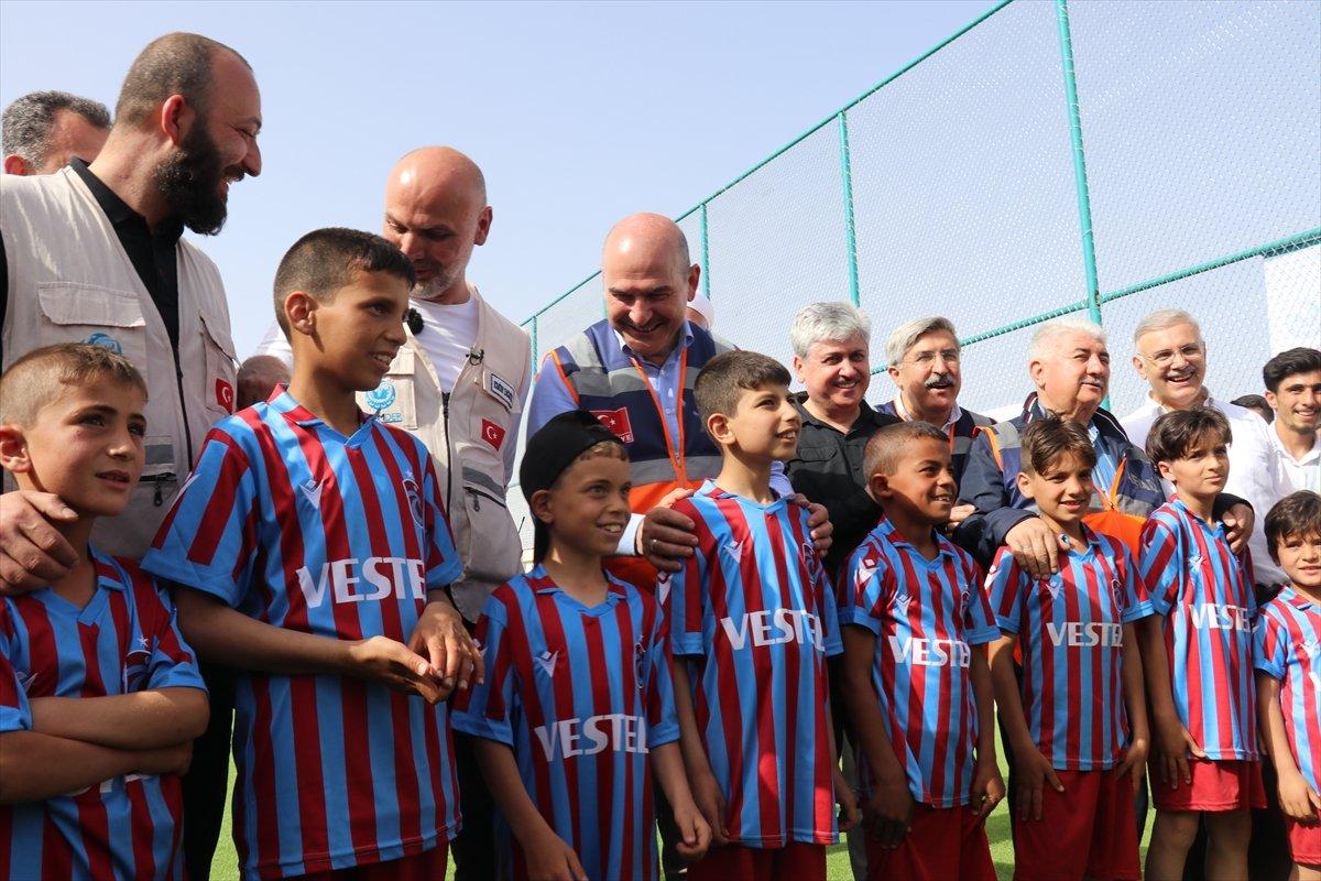Süleyman Soylu, İdlib'de çocuklarla top oynadı