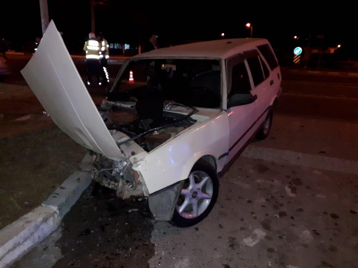 İzmir'de iki otomobil çarpıştı: 8 yaralı