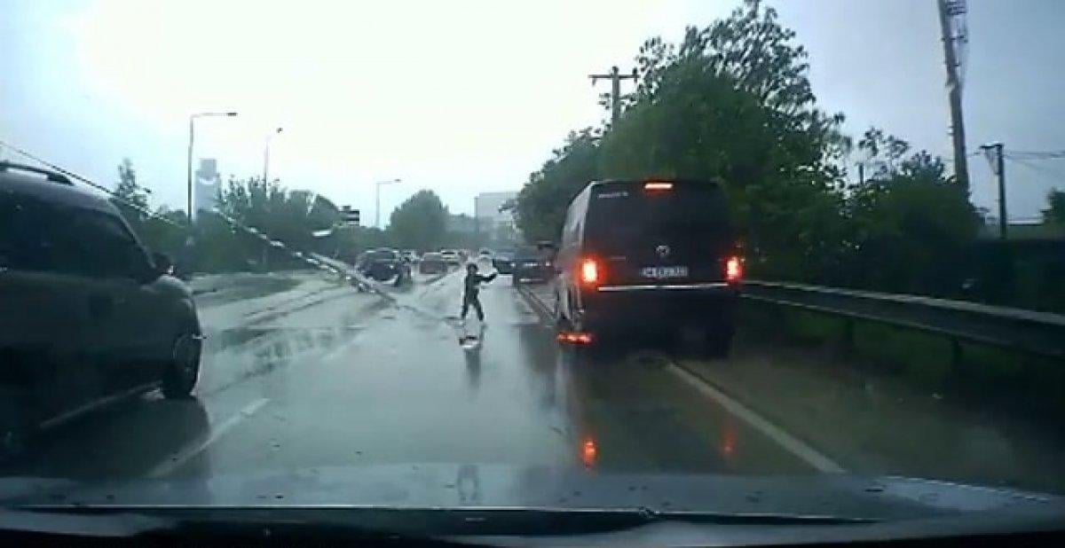 Bursa'da kapısı açılan araçtan düşen çocuk ölümden döndü