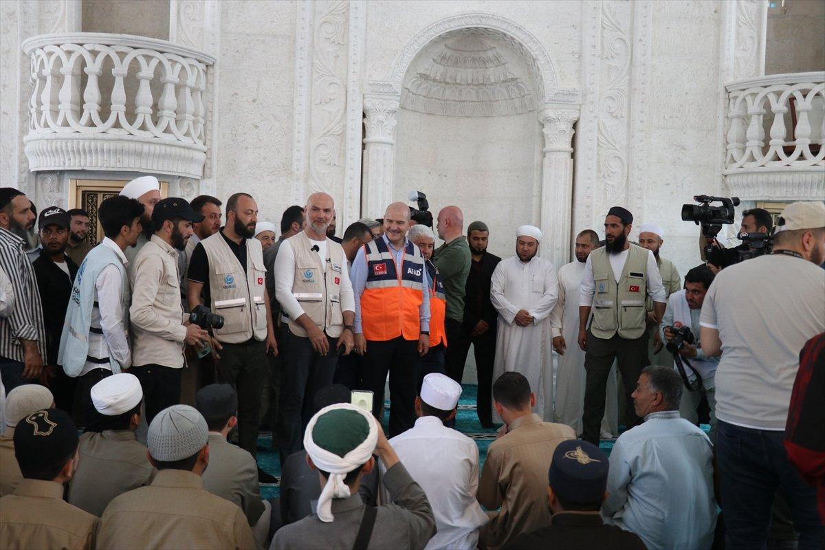 Süleyman Soylu, İdlib'de çocuklarla top oynadı