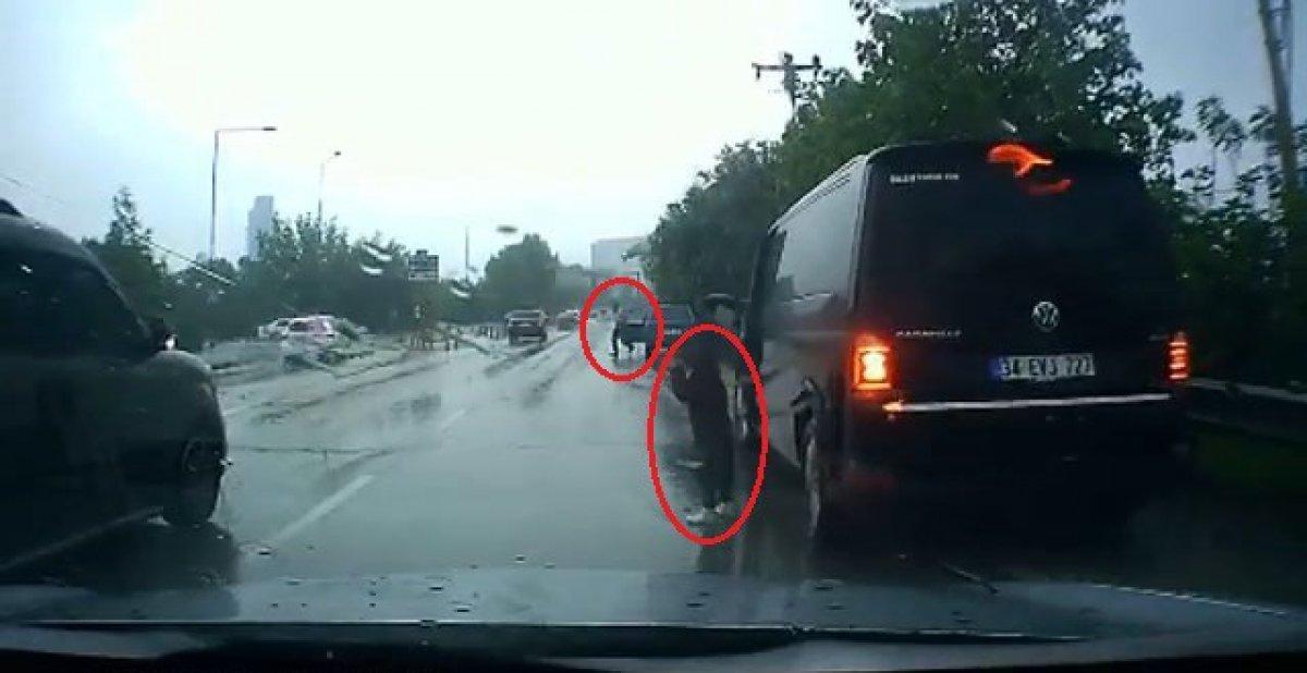 Bursa'da kapısı açılan araçtan düşen çocuk ölümden döndü