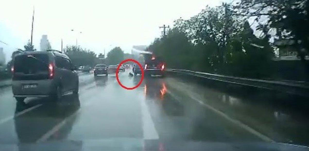 Bursa'da kapısı açılan araçtan düşen çocuk ölümden döndü