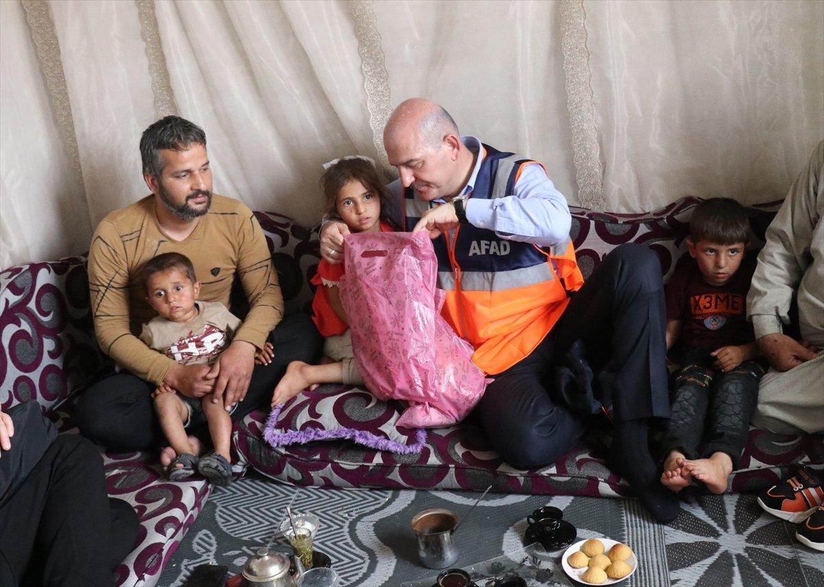 Süleyman Soylu, İdlib'de çocuklarla top oynadı