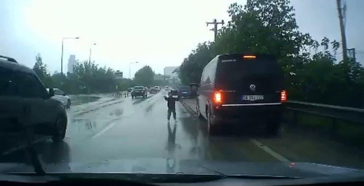 Bursa'da kapısı açılan araçtan düşen çocuk ölümden döndü