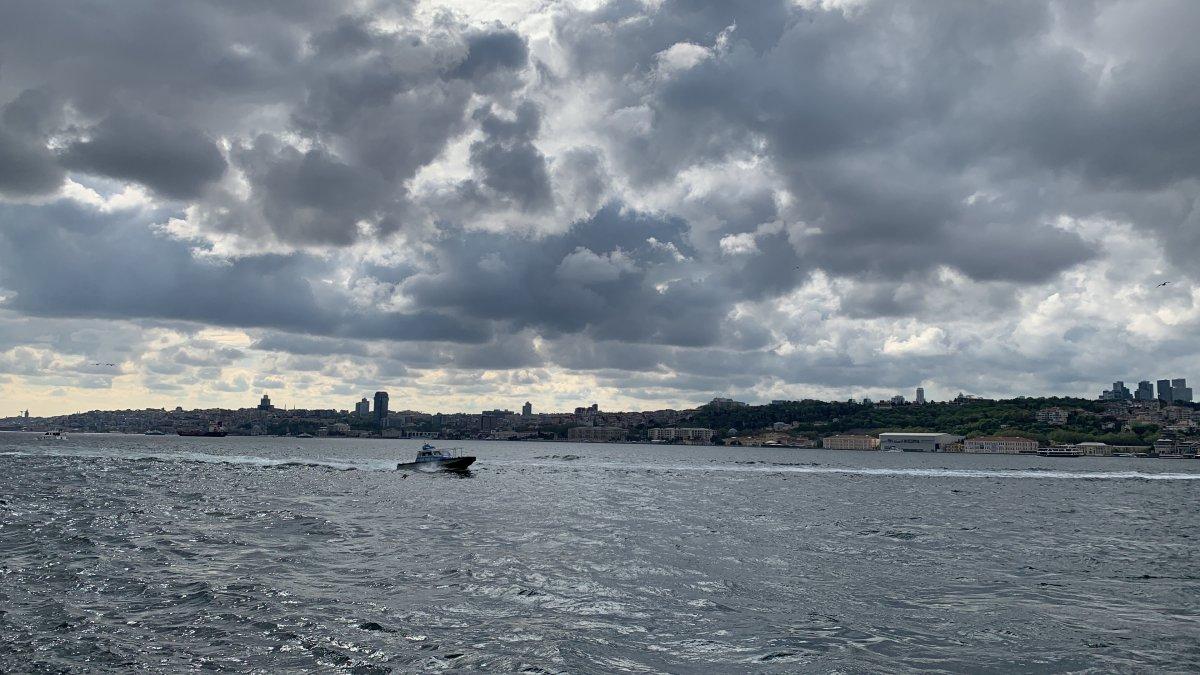 Üsküdar'da fotoğraf çekilirken denize düşen genç kayboldu