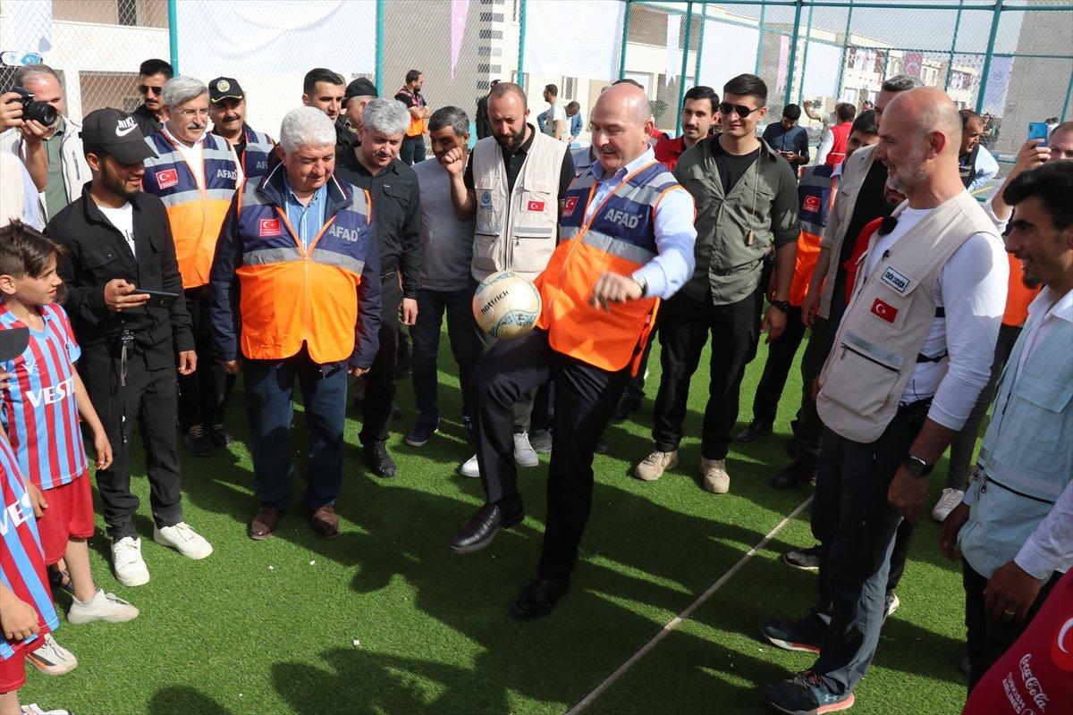 Süleyman Soylu, İdlib'de çocuklarla top oynadı