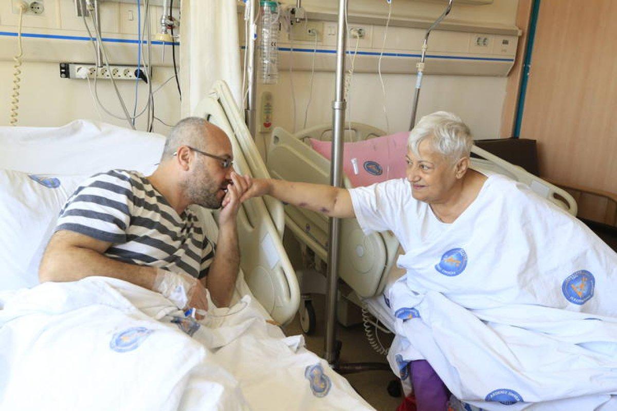 Nakil bekleyen annesini, bağışladığı böbrekle hayata bağladı