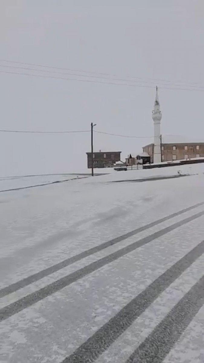 Gümüşhane'ye mayıs ayında kar yağdı