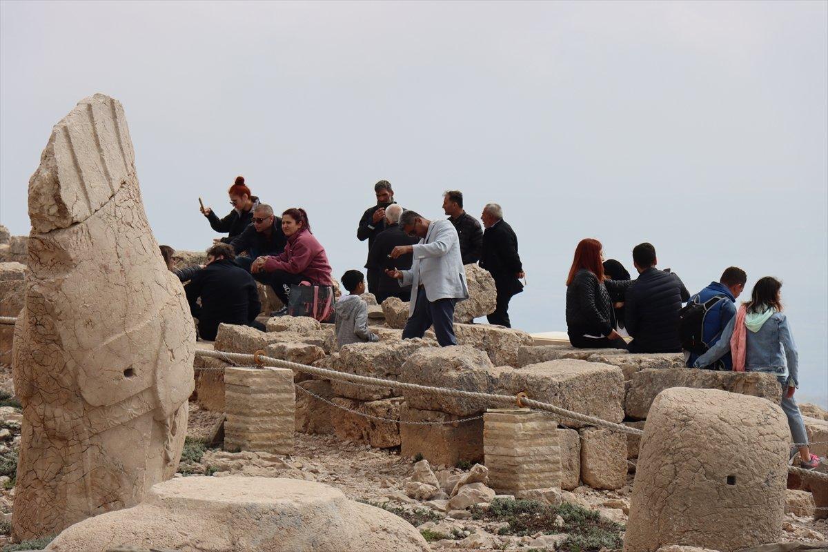 Bayram'da Nemrut Dağı'na ziyaretçi aktı