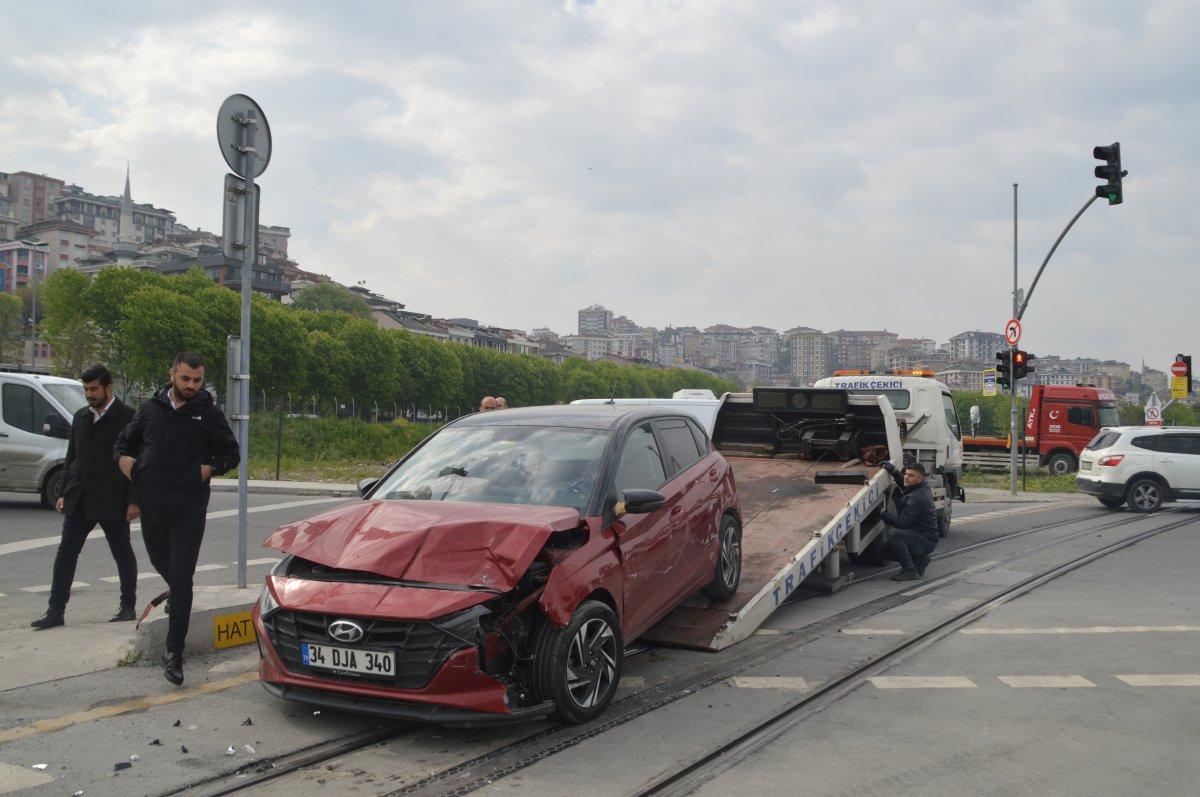 Eyüpsultan'da kaza: Tramvay ile otomobil çarpıştı