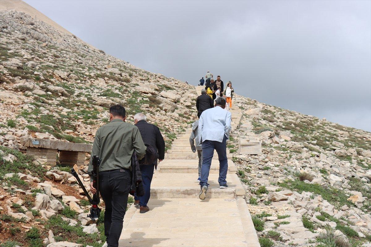 Bayram'da Nemrut Dağı'na ziyaretçi aktı