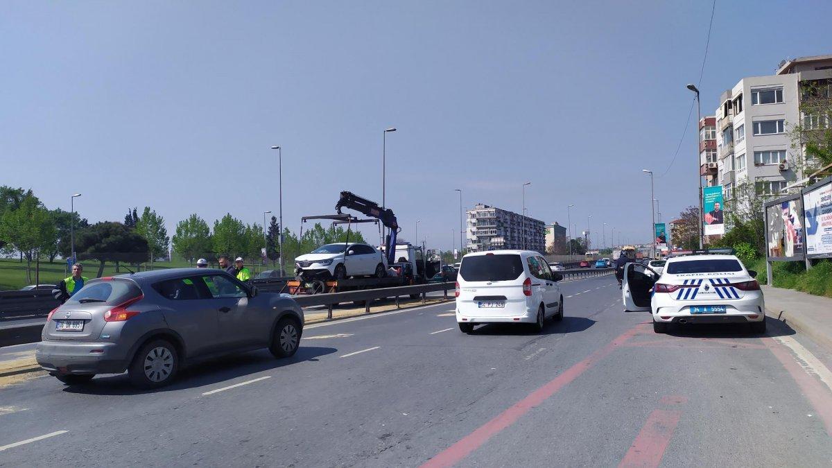 Küçükçekmece'de otomobil bariyerlere çıktı