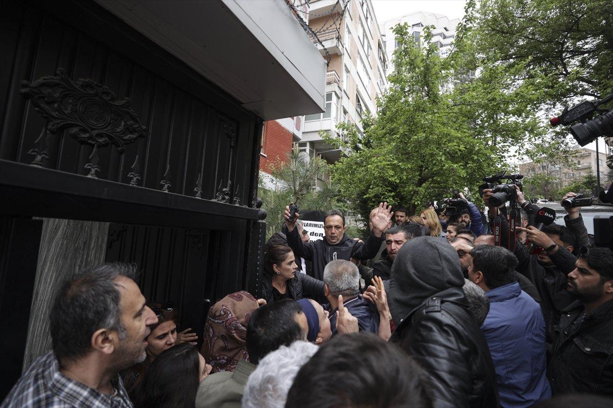 Ankara'da HDP binası önünde siyah çelenk gerginliği