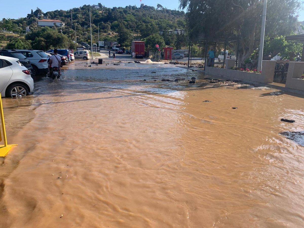 Bodrum ana isale hattı patladı, iş yerlerini su bastı
