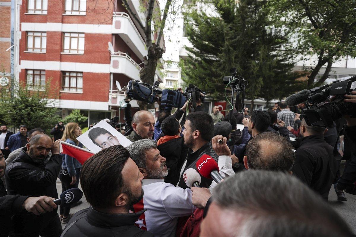 Ankara'da HDP binası önünde siyah çelenk gerginliği