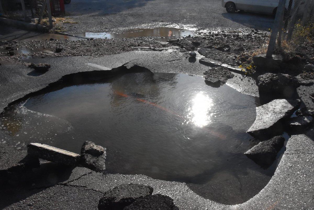 Bodrum ana isale hattı patladı, iş yerlerini su bastı